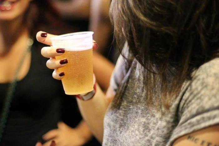 Proprietária de bar é presa por vender bebida alcoólica a adolescentes na Bahia