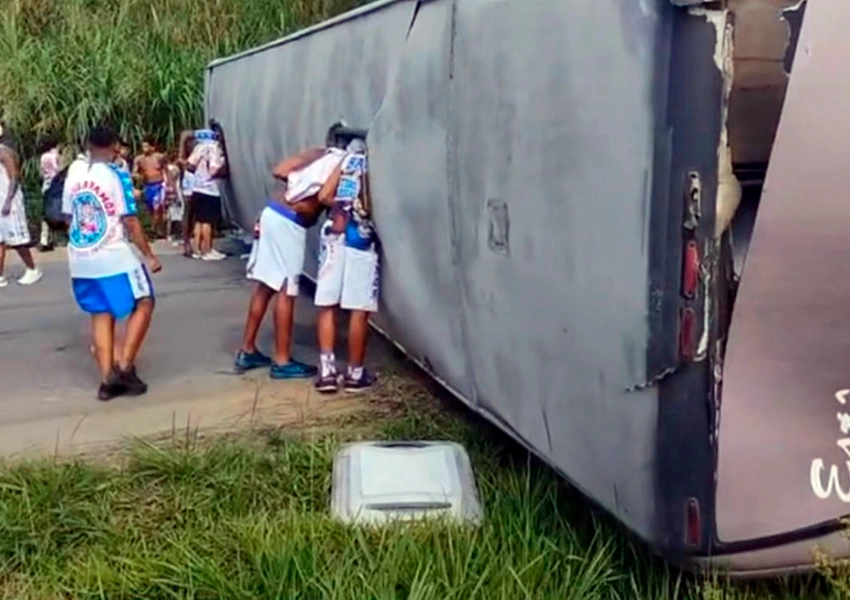 Ônibus com torcedores do Bahia tomba na BR-101 a caminho de jogo contra Sport