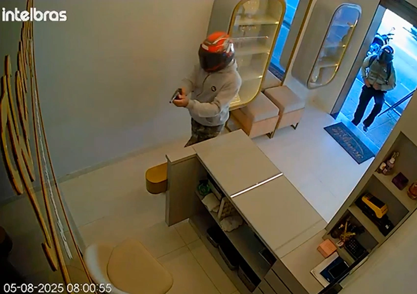 Dupla armada assalta joalheria em Livramento de Nossa Senhora e foge de moto