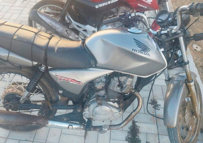 Adolescente é apreendido com moto roubada em Aracatu