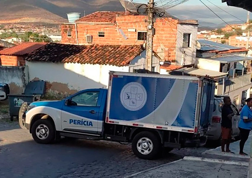 Jovem de 20 anos é morta por esganadura dentro de casa e namorado confessa o crime