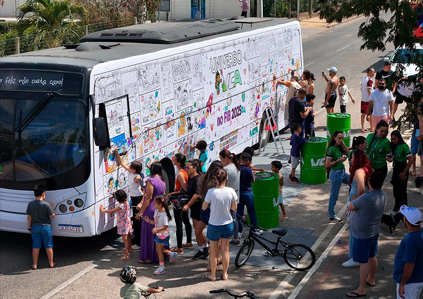 Ônibus de pintar da VCA leva arte às ruas no Domingo dos Pais e aquece ações do Festival de Inverno Bahia