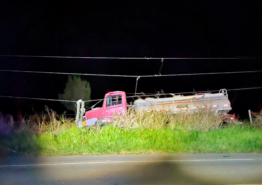 Caminhão de Conquista derruba poste na BA-263 e deixa parte da rodovia sem energia