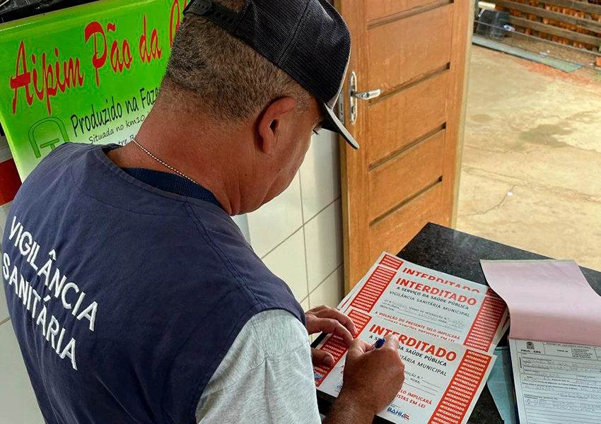 Casa de carnes é interditada por falta de água potável e alvará em Vitória da Conquista
