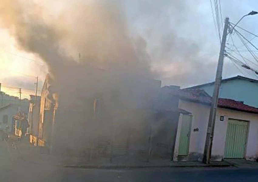 Incêndio destrói loja de estofados em Vitória da Conquista