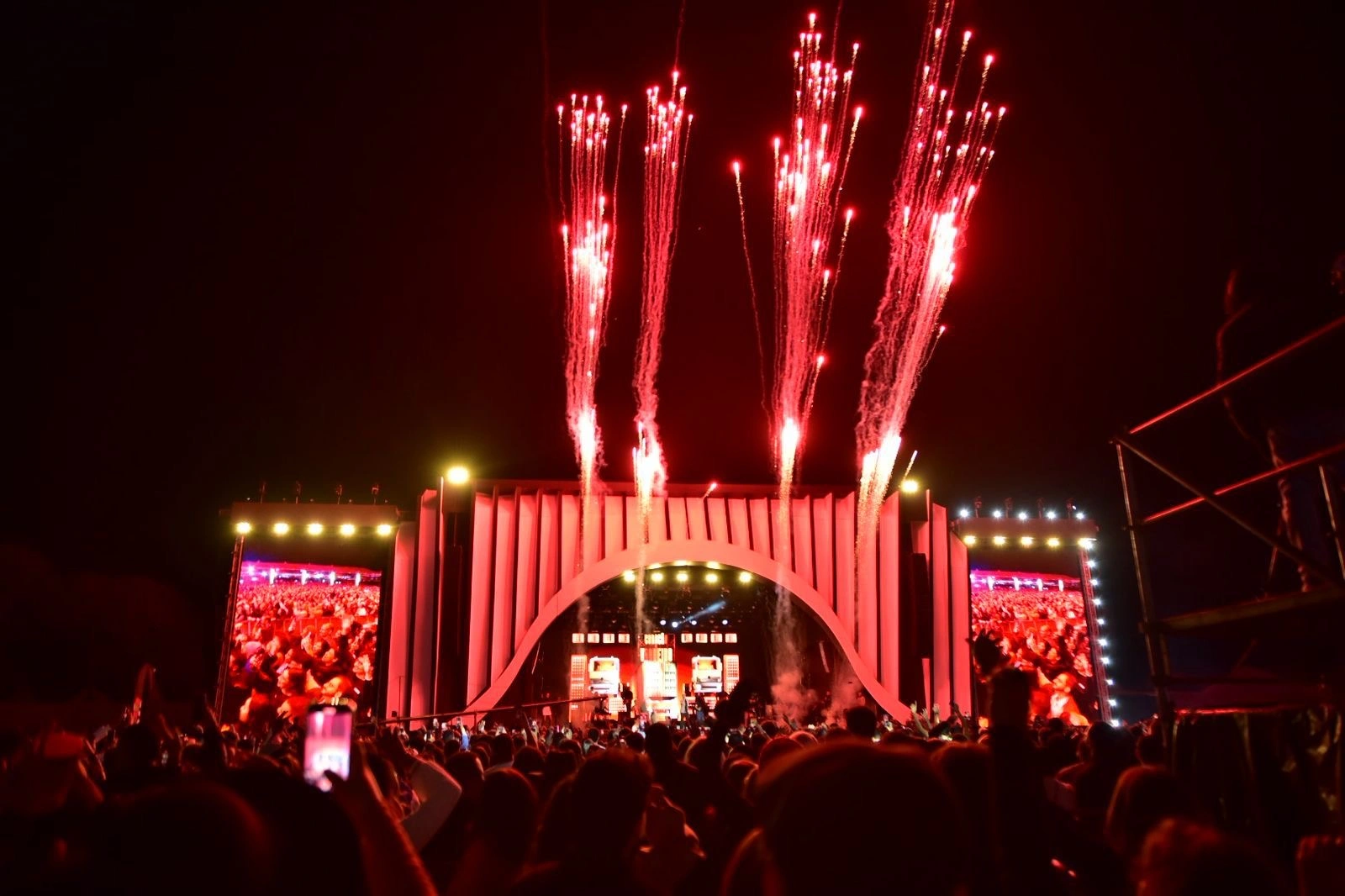 Festival de Inverno Bahia 2025 abre primeira noite em grande estilo com Ney Matogrosso, João Gomes e Natanzinho Lima