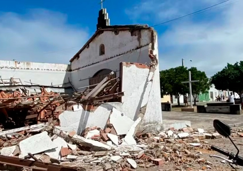 Capela Nossa Senhora de Fátima desaba mas parede com crucifixo permanece de pé em Conceição do Coité