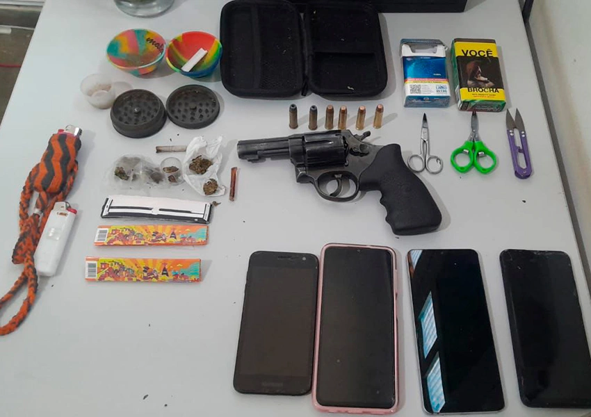 Polícia Militar apreende revólver e maconha em táxi na entrada de Rio de Contas