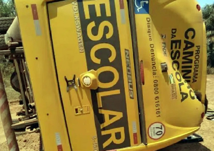 Ônibus escolar tomba com time de futebol amador e expõe uso indevido de transporte público na Bahia