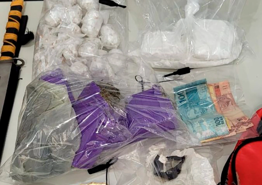 Polícia civil cumpre mandados e apreende drogas e munições em Iguaí