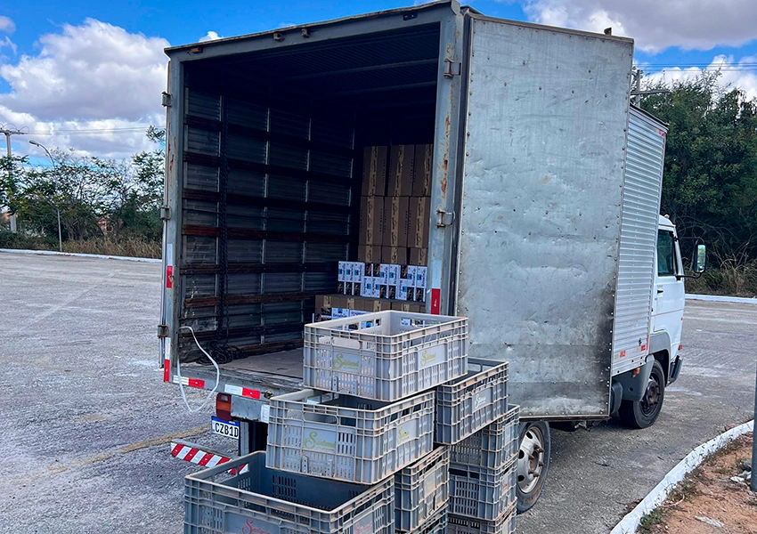 Polícia apreende carga de 53,5 mil carteiras de cigarro contrabandeado na BR-030 em Rio do Antônio
