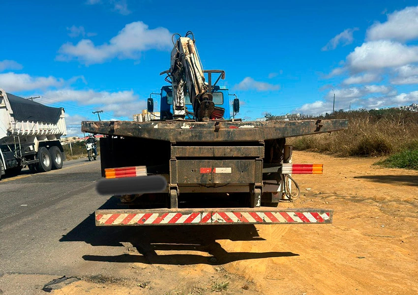 Colisão entre caminhão e moto deixa homem ferido na BR-415 entre Barra do Choça e Vitória da Conquista