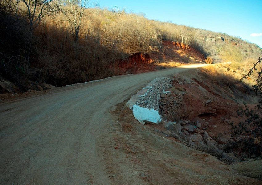 Livramento: Seinfra conclui manutenção e amplia trechos da estrada entre São Timóteo e Juazeiro