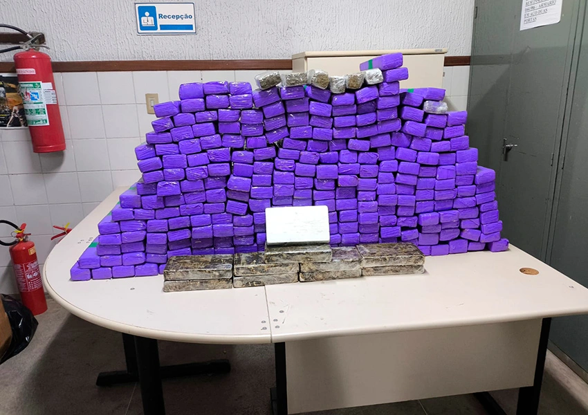 CIPRv/Brumado apreende mais de 260 kg de drogas em van na BA-026 em Urandi