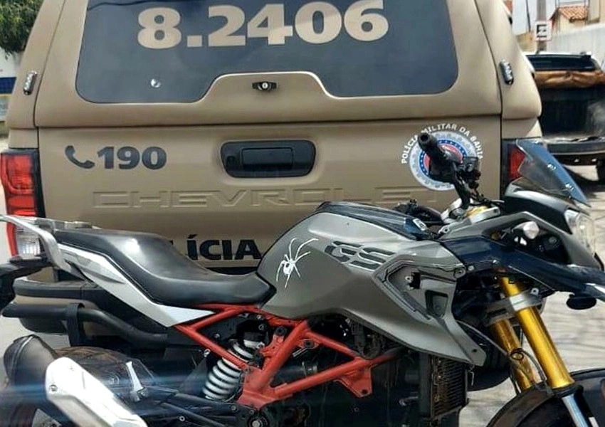 Polícia Militar recupera motocicleta BMW com restrição de roubo em Ituaçu