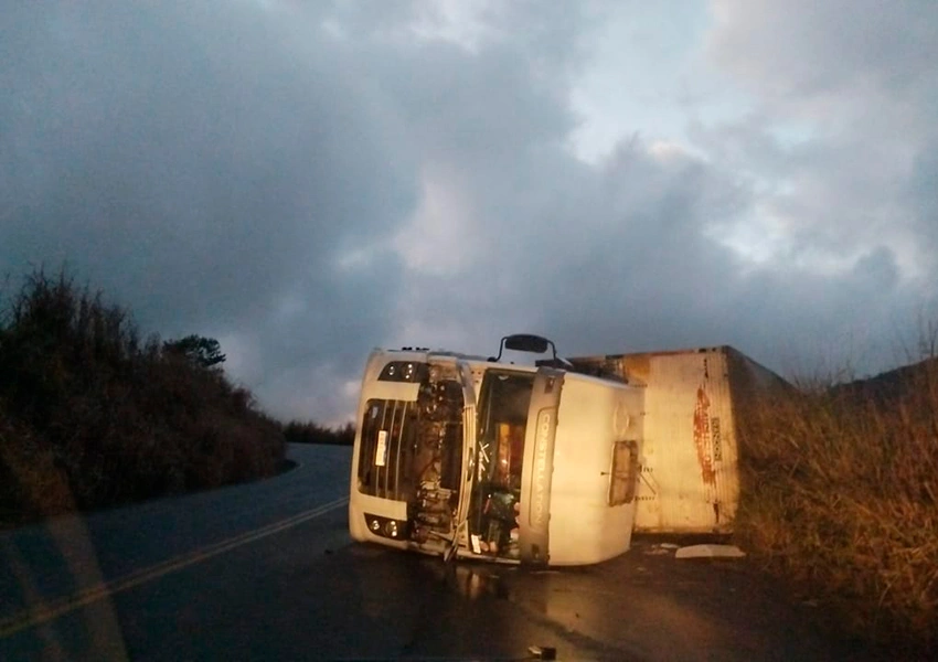 Caminhão tomba na BA-263 próximo à Serra do Marçal em Vitória da Conquista