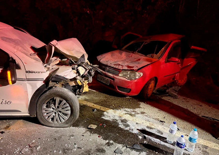 Colisão entre dois carros deixa um morto e duas pessoas feridas na BR-030 em Caetité