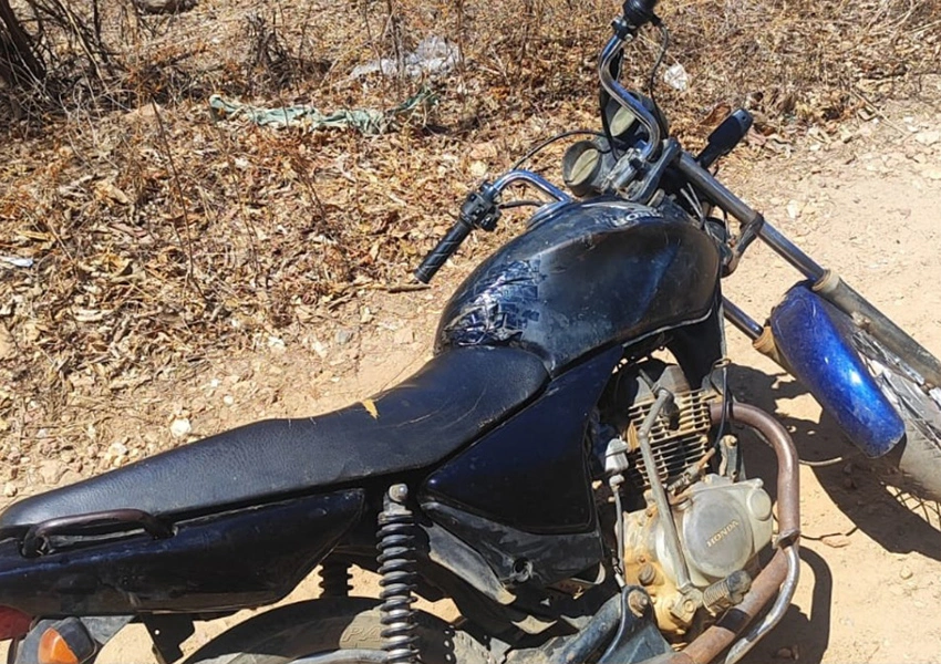Polícia apreende motocicleta adulterada e homem foge durante cumprimento de intimação em Macaúbas