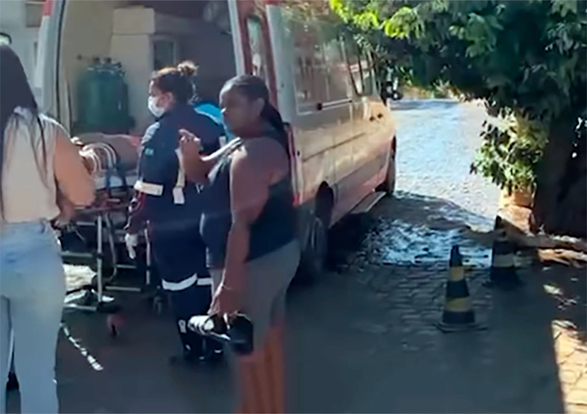 Motociclista fica ferida após escorregar em trecho molhado na Ladeira do Bonfim em Livramento de Nossa Senhora