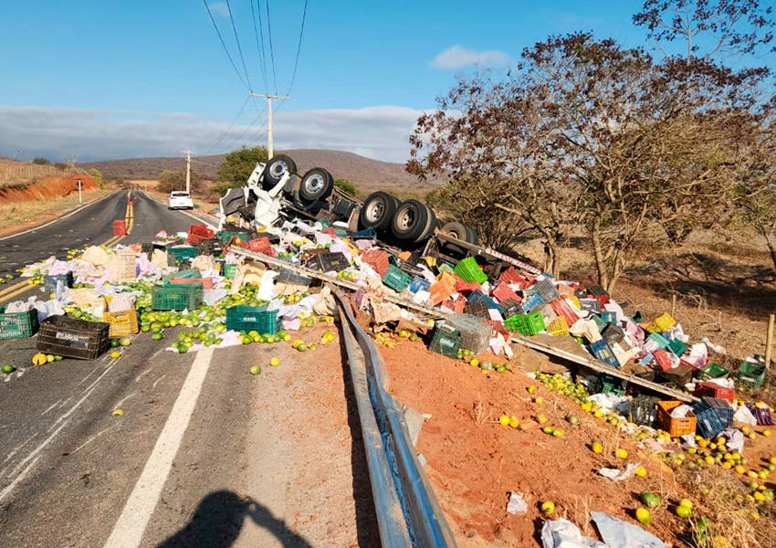 Caminhão carregado de maracujá capota na BA-026 entre Rio do Antônio e Caculé
