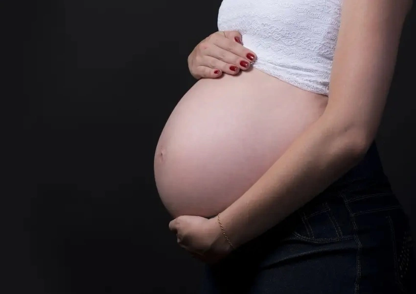 Adolescente grávida dá à luz dentro de carro após picada de escorpião