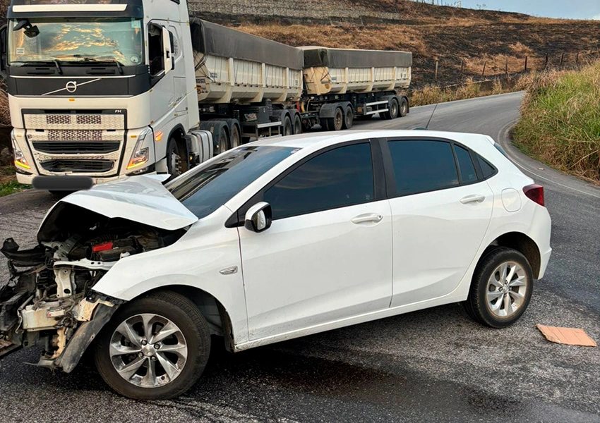 Colisão frontal deixa feridos na BA-263 na Serra do Marçal em Vitória da Conquista