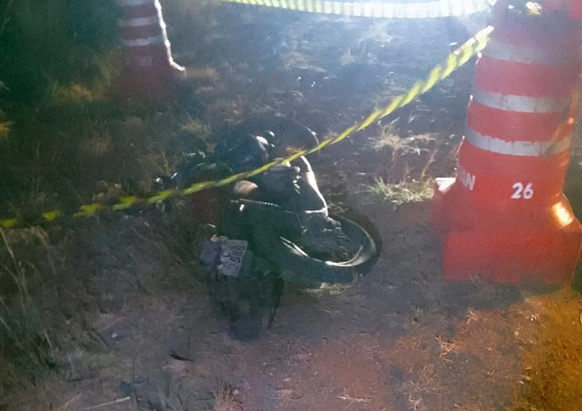 Batida entre Hilux e moto deixa um morto e um ferido na BR-122 em Guanambi
