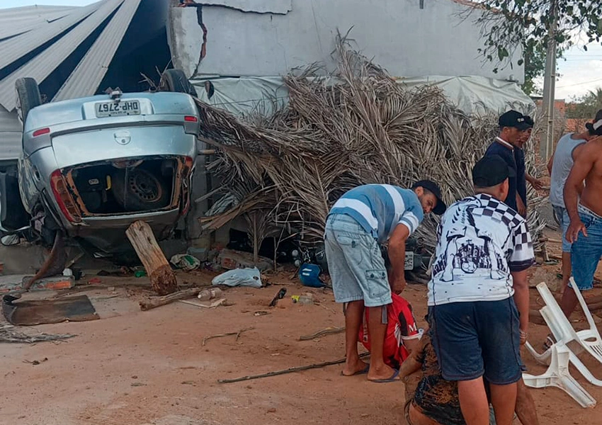 Motorista perde controle invade comércio e deixa oito feridos no povoado de Cristais em Macaúbas