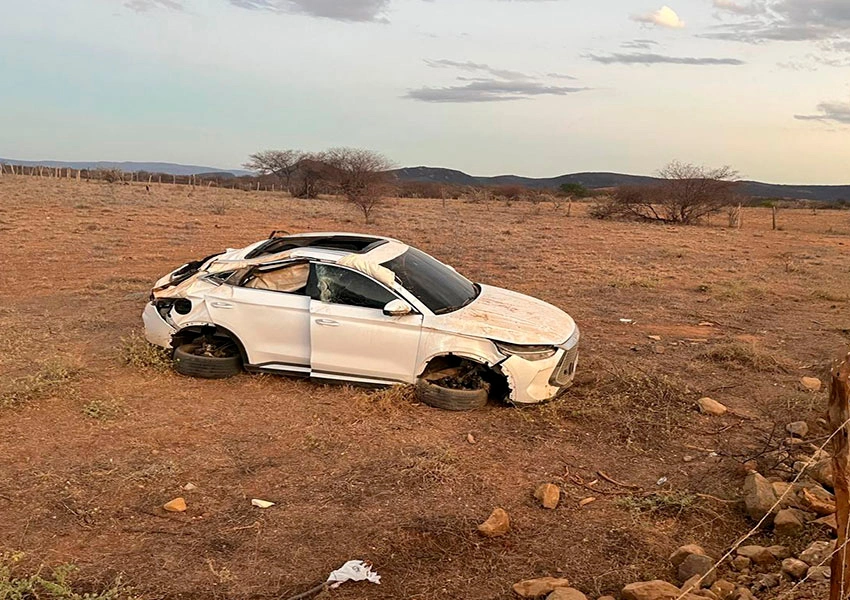Carro capota e deixa dois feridos no povoado de Lagoa do Morro em Dom Basílio