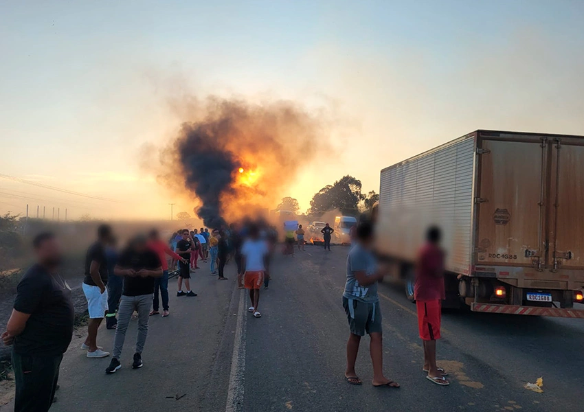 Protesto por água e transporte bloqueia BA-262 em Vitória da Conquista: Rodovia é liberada após atuação da PRE e Bombeiros