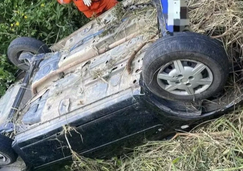 Menino de 4 anos sobrevive por dois dias ao lado dos pais mortos em acidente