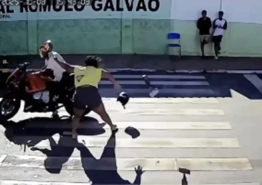 Mulher é atropelada por motocicleta em faixa de pedestres no centro de Livramento de Nossa Senhora