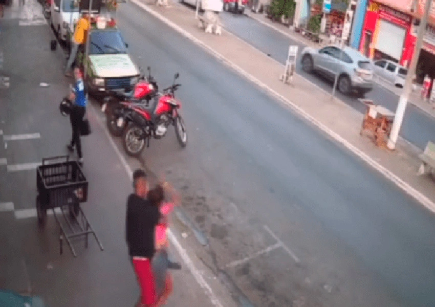 Mulher é esfaqueada pelo companheiro em frente a supermercado em Brumado