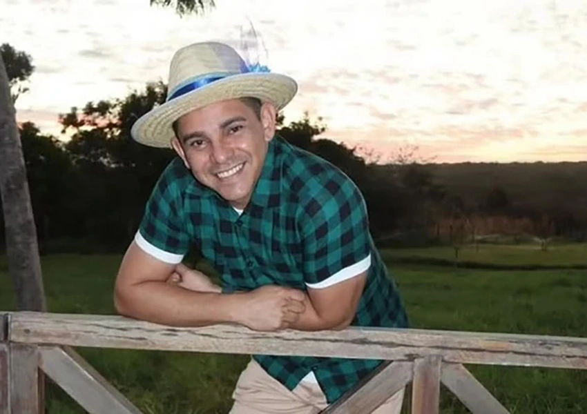 Professor de 41 anos morre e é empurrado de penhasco por alunos