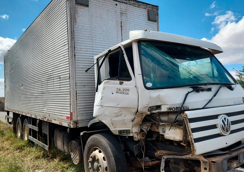 Colisão entre caminhão e caminhonete deixa um ferido na BA-262 entre Brumado e Aracatu