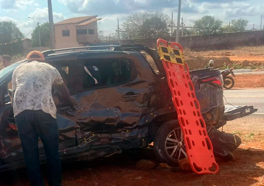 Recém-nascido fica ferido em acidente entre caminhão e carro na BR-030 em Brumado