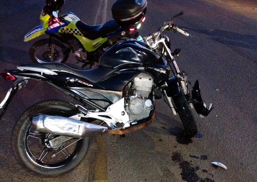Câmera de segurança flagra colisão entre duas motos em Guanambi e condutores ficam feridos