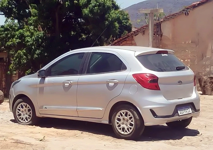 Polícia Militar recupera carro com restrição de furto/roubo em Rio de Contas