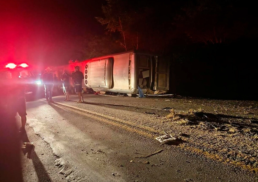 Ônibus de Brumado que retornava de viagem de compras tomba em Pernambuco e deixa ao menos 15 mortos