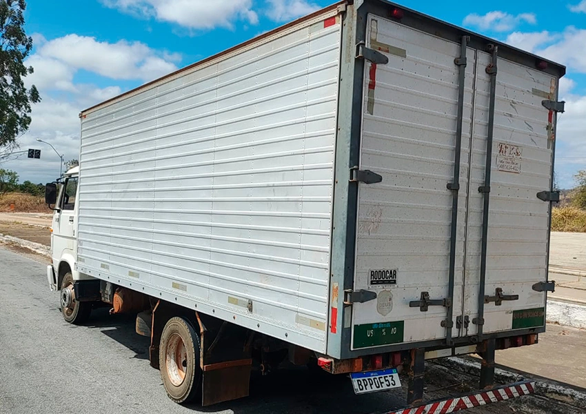 PM apreende carga de tanques e pias sem nota fiscal na BA-263 em Vitória da Conquista