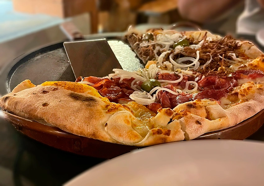 Mulher morre e sobrinho é internado após passar mal ao comer pizza