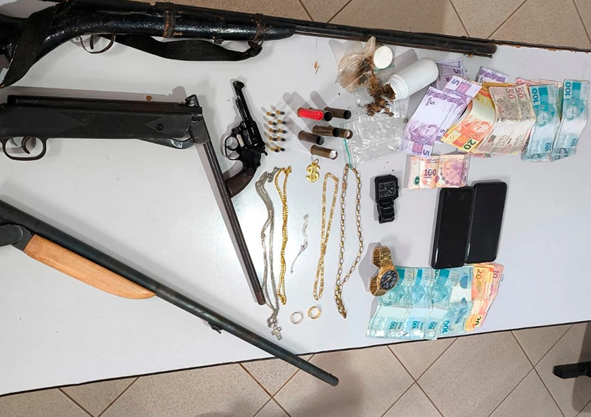 Polícia apreende armas, drogas e dinheiro falso durante operação em Tanque Novo