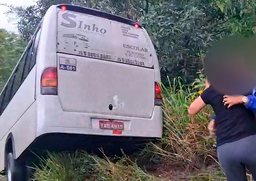 Ônibus que levava estudantes do Colégio da PM sai da pista e para em área de mata na BA-507