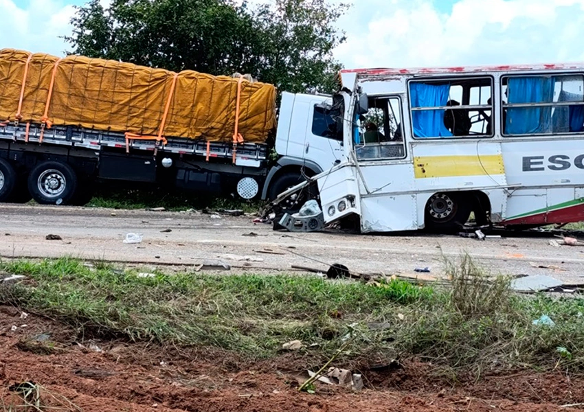 Quatro pessoas morrem em acidente entre carreta e ônibus escolar na Bahia