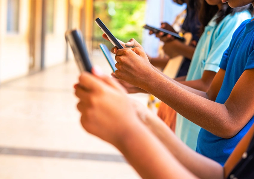 Uso da internet por crianças e adolescentes nas escolas cai em 2025, aponta pesquisa