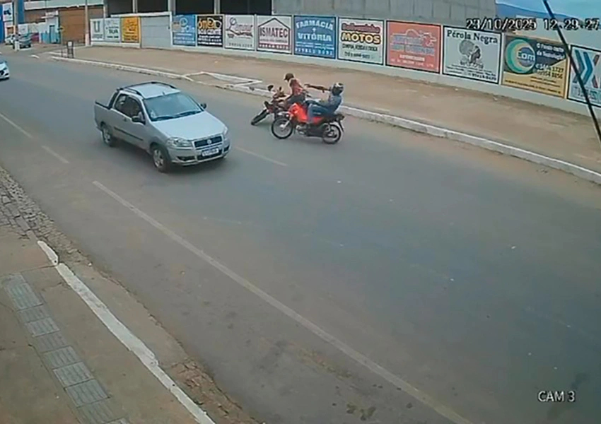 Câmeras de segurança registram colisão entre motocicletas em Livramento de Nossa Senhora