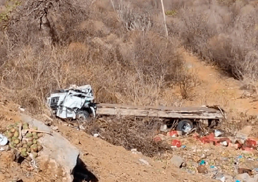 Motorista fica ferido após caminhão carregado com mamão tombar na BR-030 em Guanambi