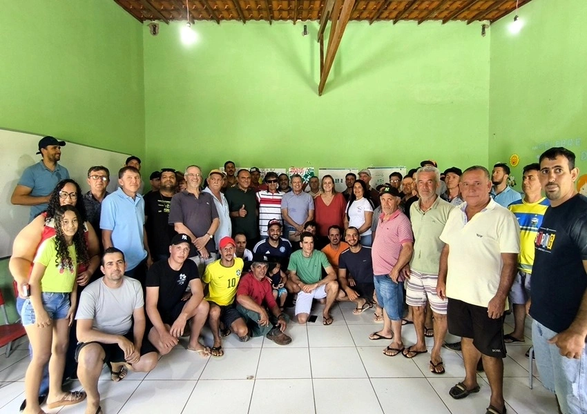 Deputado Charles Fernandes, ao lado da prefeita Joanina e do vereador Deca, participa de reunião na comunidade do Lourenço