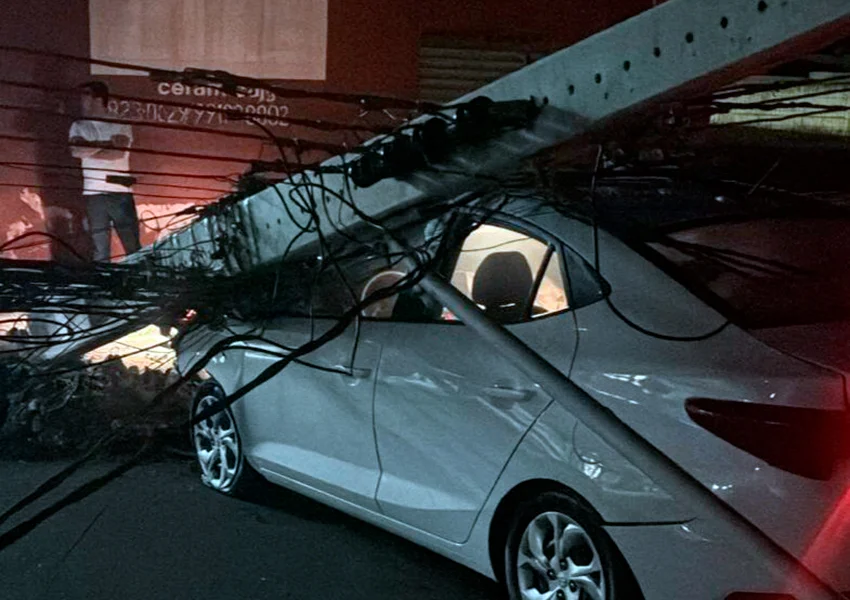 Colisão entre dois veículos derruba poste e deixa um ferido na Avenida Otávio Santos em Vitória da Conquista
