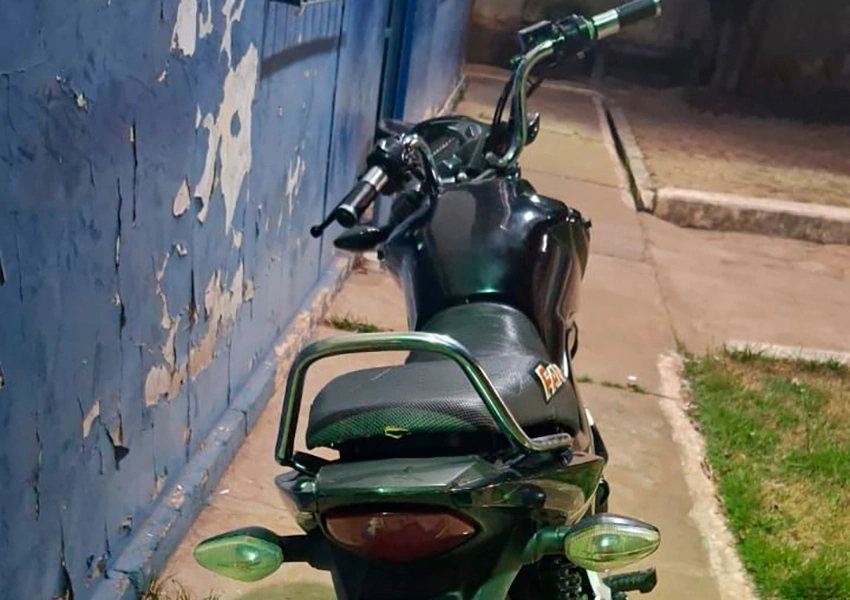 Polícia Militar recupera motocicleta com restrição de furto no centro de Paramirim